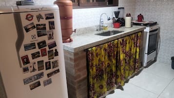 Fridge, oven, stovetop, electric kettle