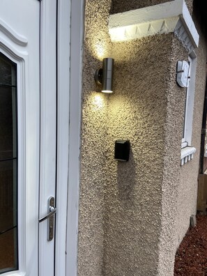 Cottage | Bathroom | Shower, hair dryer, towels - Cosy Beautiful Cottage in the West Side of Glasgow (Glasgow)