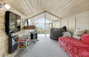 4 bedrooms, travel crib, free WiFi