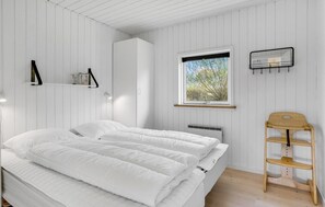 4 bedrooms, travel crib, free WiFi