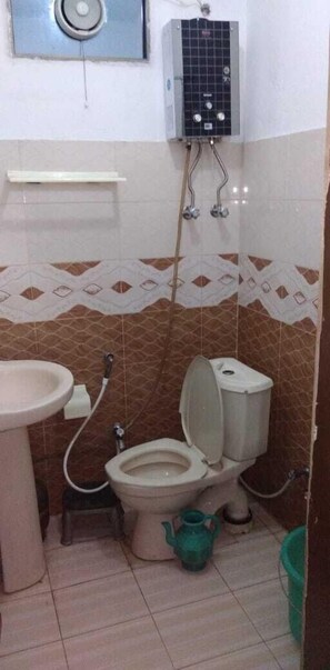 Kahden hengen deluxe-huone | Kylpyhuone | Suihku, ilmaiset hygieniatuotteet, tohvelit, pyyhkeet