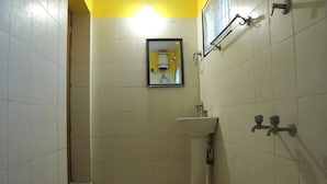Une salle de bain équipée d’un lavabo, d’un miroir et d’un porte-serviettes.