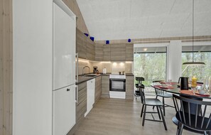 Refrigerador, parrilla de estufa, lavavajillas y cafetera y tetera 