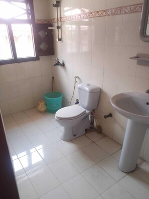 Douche, articles de toilette gratuits, serviettes fournies