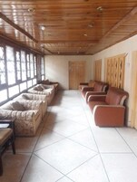 Área de estar no saguão