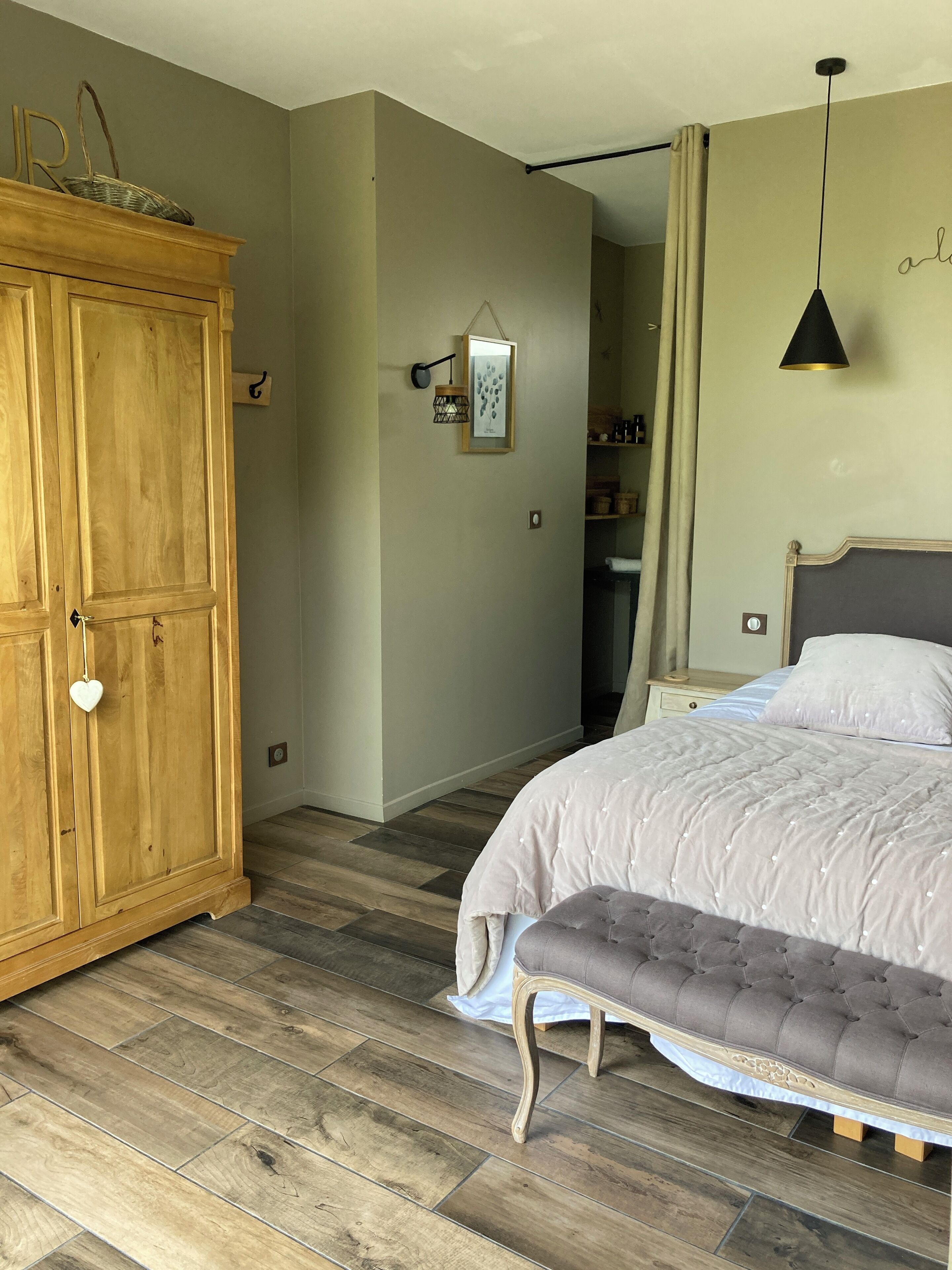 1 slaapkamer, een bureau, een strijkplank/strijkijzer, reisbedje