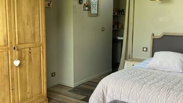 1 slaapkamer, een bureau, een strijkplank/strijkijzer, reisbedje