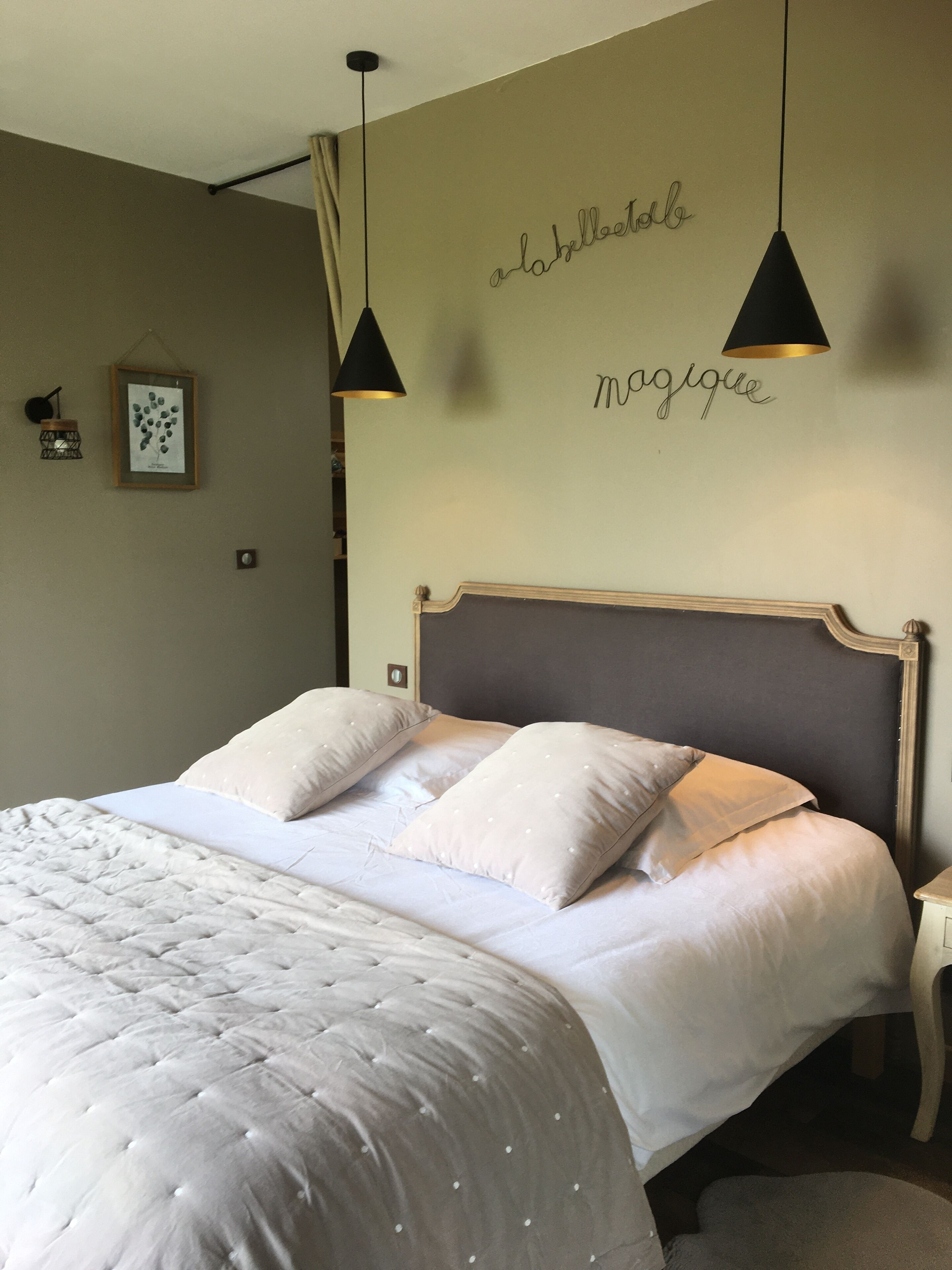 1 chambre, bureau, fer et planche à repasser, lit parapluie