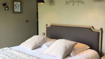 1 chambre, bureau, fer et planche à repasser, lit parapluie