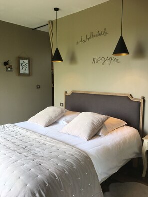 1 غرفة نوم ومكتب ومكواة/لوح كي وسرير سفر