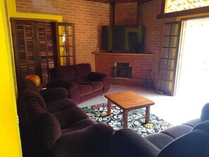Standard House | Living area | TV, fireplace - Pousada e Restaurante Recanto do Pico (Santo Antonio do Pinhal)