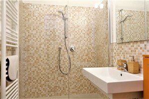 Dusche, Handtücher, Toilettenpapier