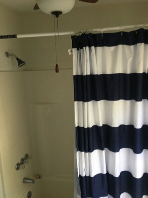 Combined shower/bathtub, hair dryer, towels, soap - The Oyster, Large Yard for Parking, Bring Your Boats & More! (Fort Walton Beach)