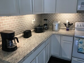 冷蔵庫、電子レンジ、オーブン、コンロ