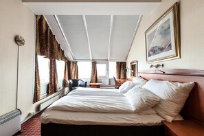 Escritorio, tabla de planchar con plancha, wifi gratis y ropa de cama