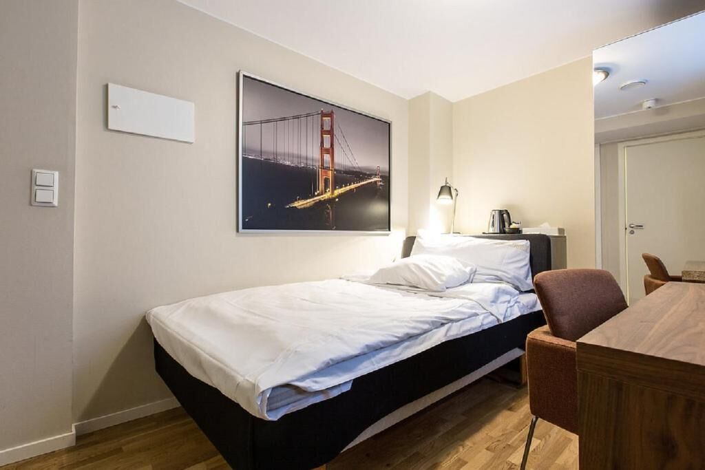 Skrivebord, strykejern/-brett, wi-fi (inkludert) og sengetøy