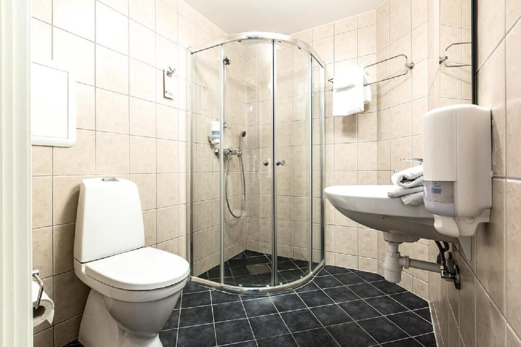 basic single room | bathroom | shower, eco-friendly toiletries, towels