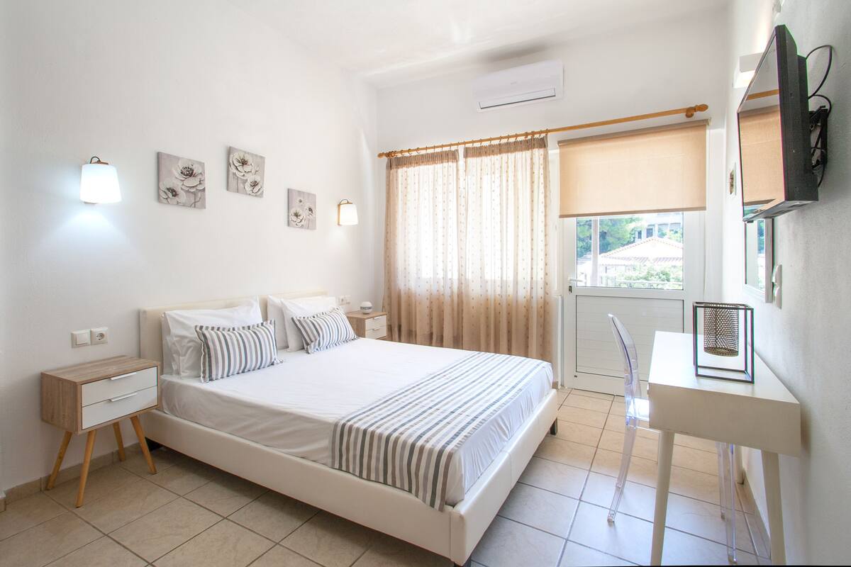 Egyptian cotton sheets, premium bedding, blackout drapes, WiFi (free)