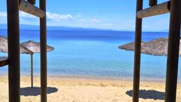 Playa en los alrededores, camastros, sombrillas y bar en la playa