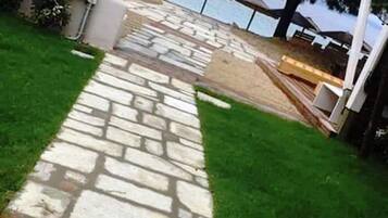 Playa en los alrededores, camastros, sombrillas y bar en la playa