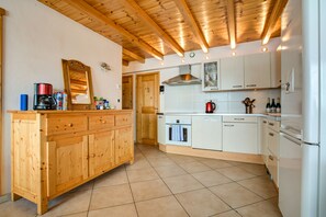 Batterie de cuisine, vaisselle et ustensiles, tables à manger