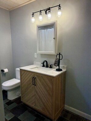 Combined shower/tub, eco-friendly toiletries, hair dryer, bidet