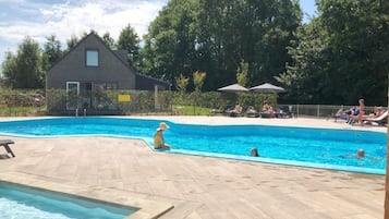 Een buitenzwembad, een verwarmd zwembad