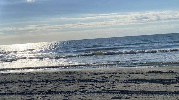 A beach with waves and a clear sky. - Just bring your bathing suit ! Steps to the beach ! (Myrtle Beach)