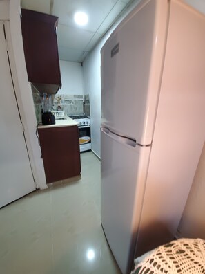 Ofen, Geschirrspüler, Wasserkocher mit Kaffee-/Teezubehör