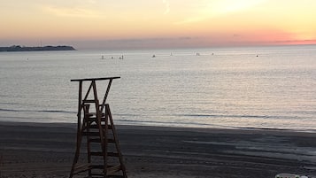 Vlak bij het strand, ligstoelen, strandlakens