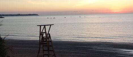 Plage à proximité, chaises longues, serviettes de plage