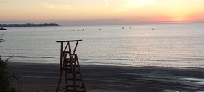 Playa en los alrededores, camastros y toallas de playa 