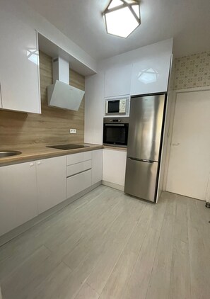 Frigorífico, microondas, horno y placa de cocina