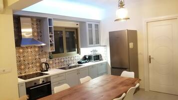 Frigorífico, microondas, horno y placa de cocina