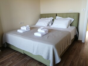 3 Schlafzimmer, Schreibtisch, Bügeleisen/Bügelbrett, Reisekinderbett