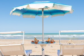 On the beach, white sand, free beach shuttle, sun-loungers - Rodi Resort (Rodi Garganico)