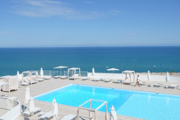 Piscina externa sazonal, funciona das 9h30 às 19h, guarda-sóis