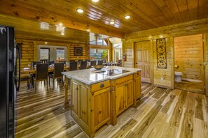Dining - Priceless Views, Game Room, Hot Tub, Firepit & Newly Remodeled! Free Tickets! (Gatlinburg)