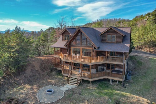 Newly Remodeled, New Furniture, Views, Hot Tub, Firepit! Free Attractions