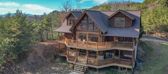 Newly Remodeled, New Furniture, Views, Hot Tub, Firepit! Free Attractions