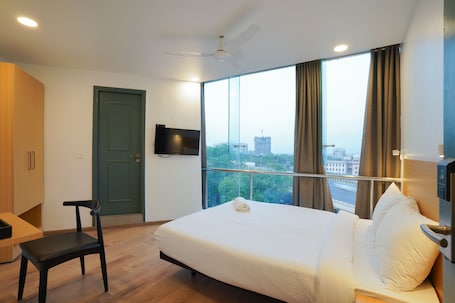 1 habitación, caja de seguridad en la habitación y escritorio