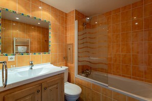 Tina, toallas, papel de baño 