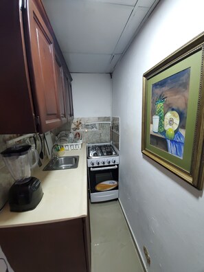 Jääkaappi, kahvin-/teenkeitin, tehosekoitin