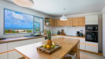 Een koelkast, een magnetron, een oven, een kookplaat