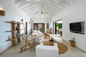 Smart TV, livros, aparelho de som, impressoras