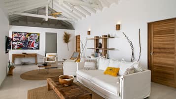 Een smart-tv, boeken, een stereo en een printer