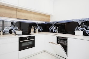 Microwave, dishwasher, electric kettle, cookware/dishes/utensils