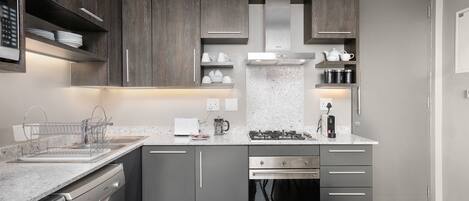 Frigorífico, microondas, horno y placa de cocina