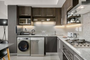 Réfrigérateur, micro-ondes, four, plaque de cuisson