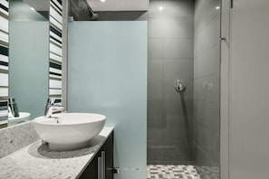 Dusche, Haartrockner, Handtücher, Seife